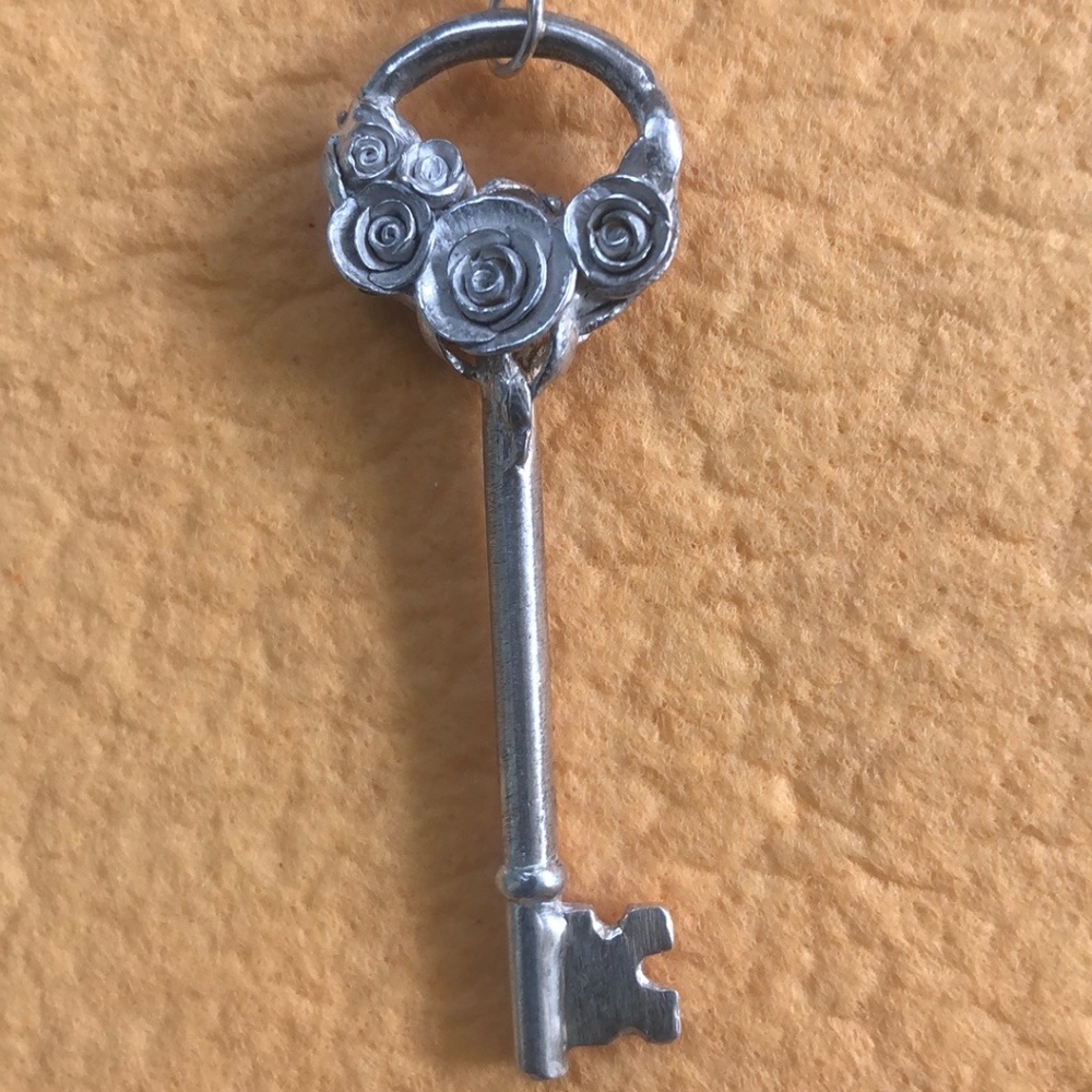 Sterling Silver Necklace w/Key Pendant - Picture 4 of 11